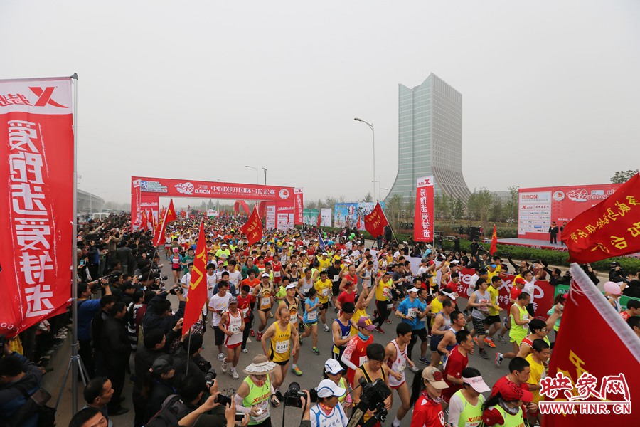 彩旗飄飄的起跑點。