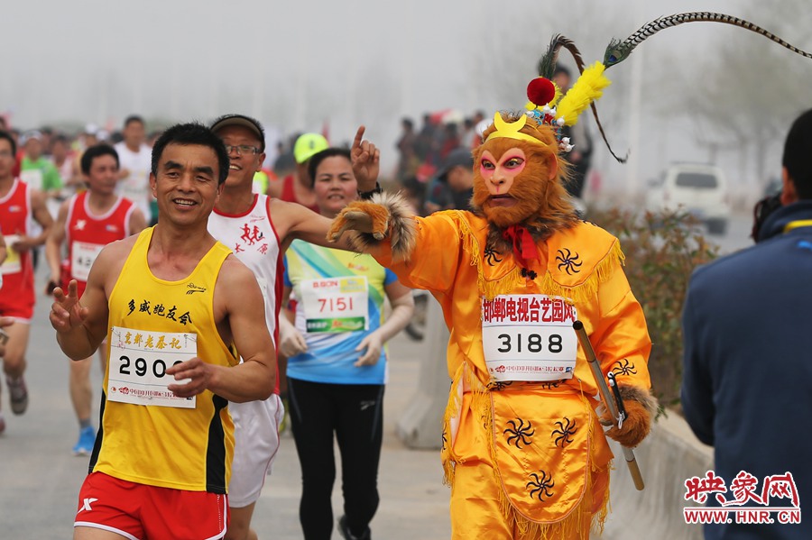 “大圣”不翻跟斗改長跑了。