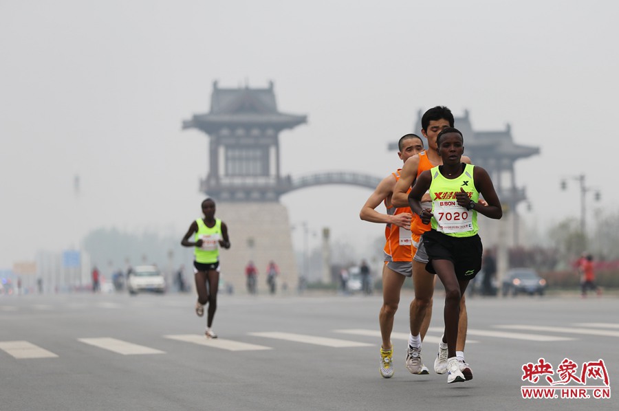 選手進入開封市區(qū)。