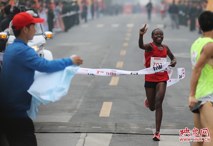 女子全程第一個沖過終點線的選手。
