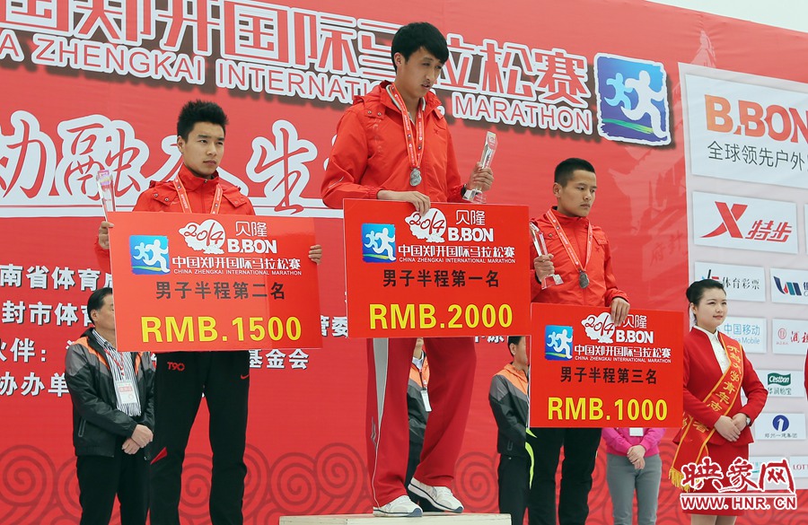 男子半程前三名選手。