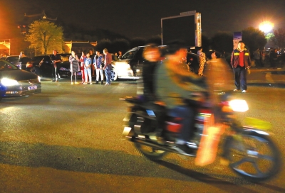 3月30日凌晨，地震發(fā)生后，秭歸縣城一些居民聚集到開闊的廣場上。新華社發(fā)