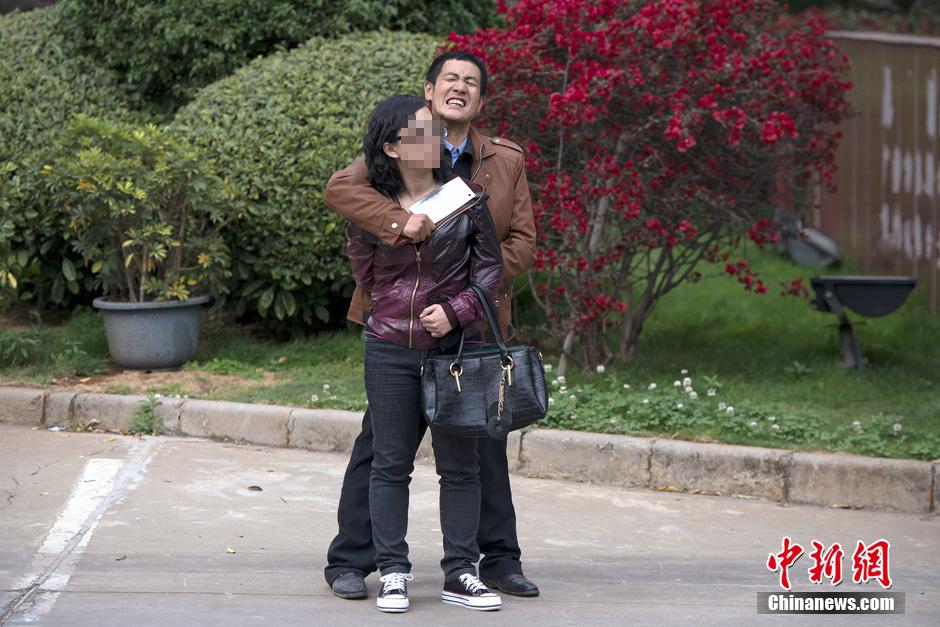 4月8日，劫持者與警方對(duì)峙。