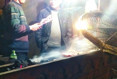 露天燒烤整夜煙熏火燎，路邊居民苦不堪言。