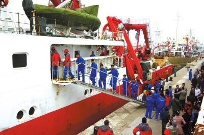  4月8日，“科學號”科學考察船從青島市中苑碼頭啟航，赴沖繩海槽區(qū)域進行科學考察。圖/CFP