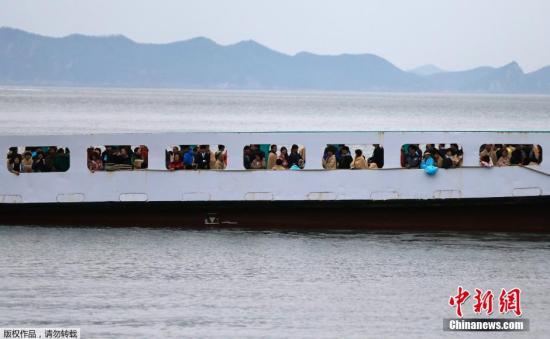 　4月17日清晨，失蹤者家屬乘坐渡輪前往事故現(xiàn)場。