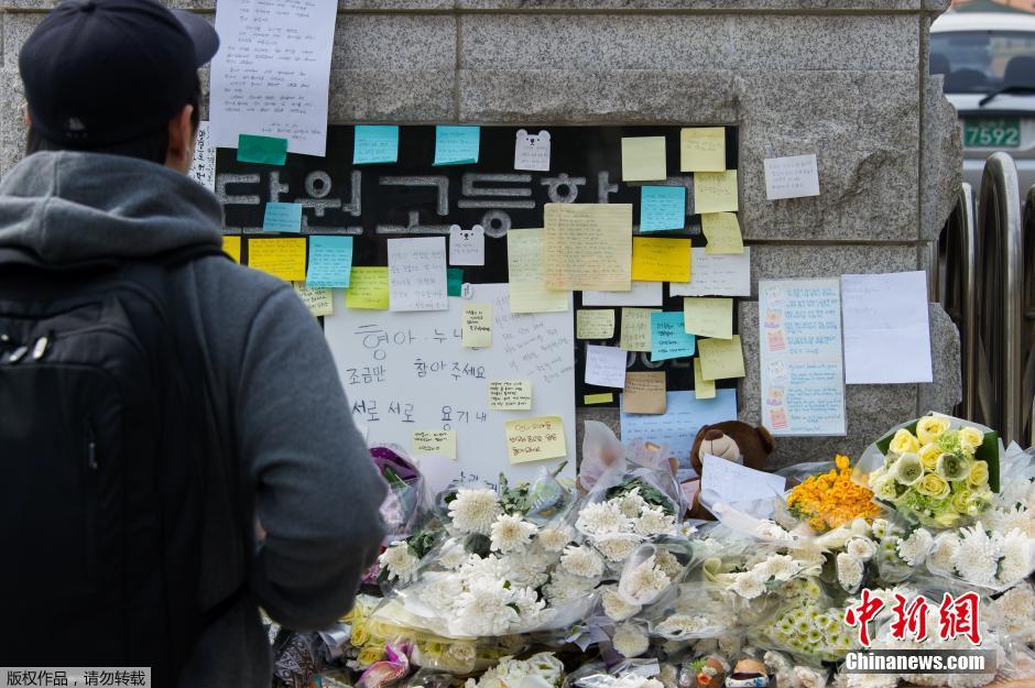 當(dāng)?shù)貢r(shí)間2014年4月21日，韓國安山，民眾持續(xù)為沉沒客輪失蹤乘客祈禱。