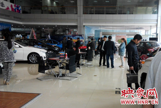 一大早來到4S店選車的顧客絡(luò)繹不絕。