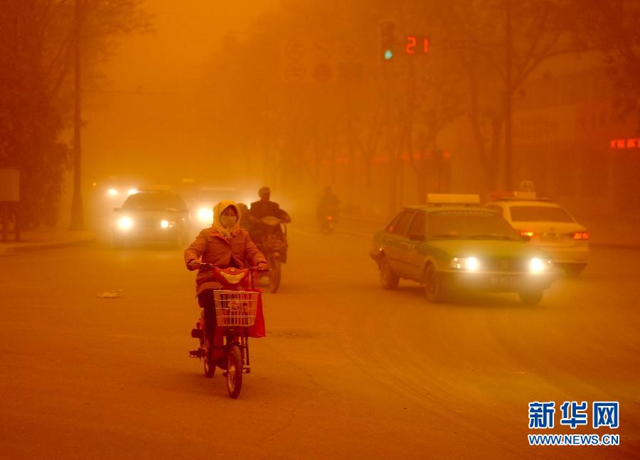 4月23日，沙塵暴中的敦煌街頭。