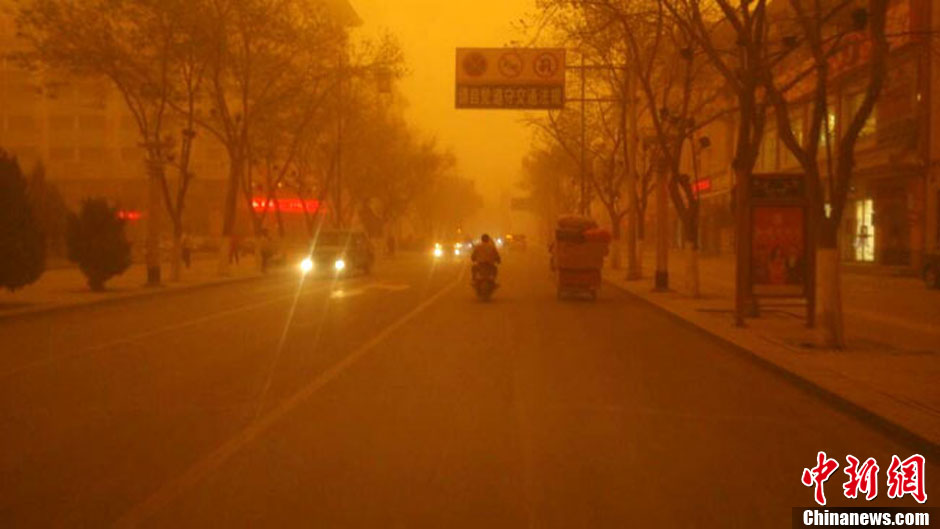 4月23日中午，甘肅酒泉多地出現(xiàn)強(qiáng)沙塵暴。