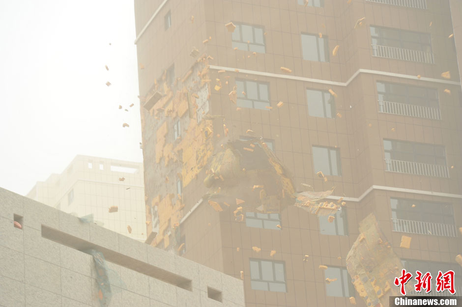 4月23日，受強(qiáng)冷空氣影響，新疆哈密出現(xiàn)出現(xiàn)強(qiáng)沙塵和降溫天氣，部分路段能見(jiàn)度不足50米