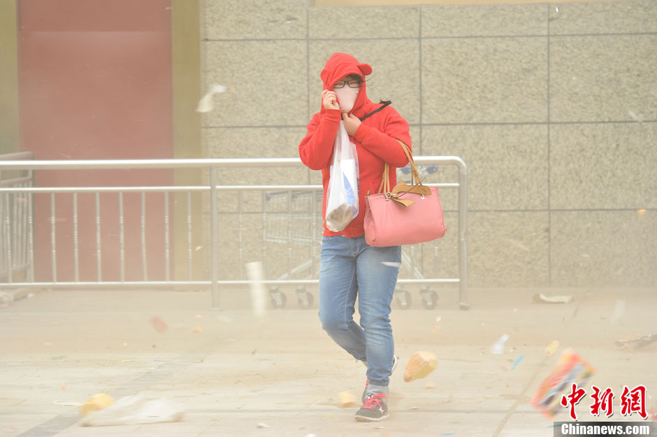 4月23日，受強(qiáng)冷空氣影響，新疆哈密出現(xiàn)出現(xiàn)強(qiáng)沙塵和降溫天氣