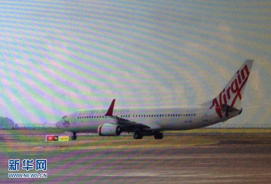 4月25日，迫降的澳大利亞維珍航空公司客機(jī)停在印度尼西亞巴厘島登巴薩機(jī)場(chǎng)（透過飛機(jī)舷窗拍攝）。