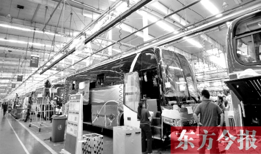 隨著能源和環(huán)保的壓力加大，跟隨國(guó)家的產(chǎn)業(yè)風(fēng)向標(biāo)，河南汽車產(chǎn)業(yè)也大力發(fā)展電動(dòng)汽車，力求“彎道超車”。