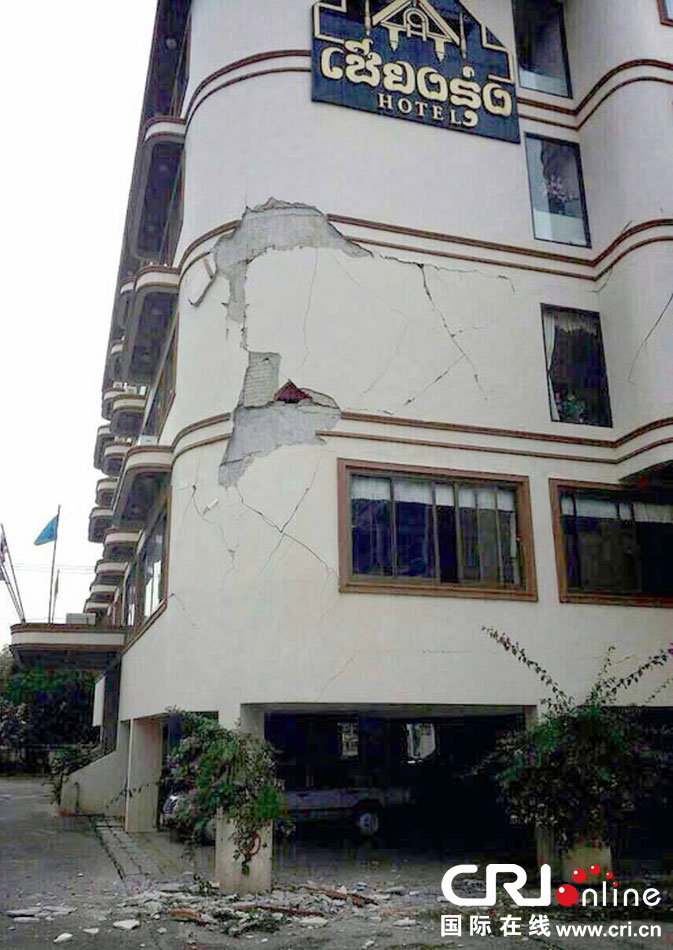 　當(dāng)?shù)貢r(shí)間2014年5月5日，泰國清萊，一棟酒店大樓墻皮脫落。 圖片來源：東方IC