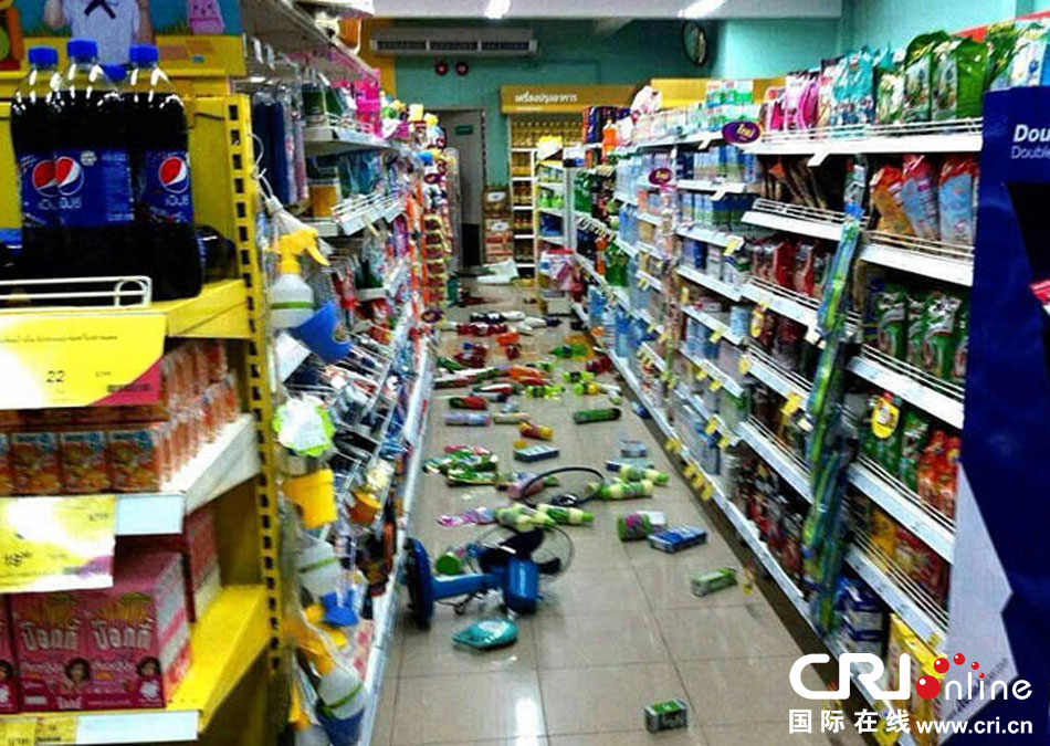 　當(dāng)?shù)貢r(shí)間2014年5月5日，泰國清萊，超市貨架上的商品散落一地。