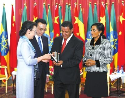 李克強總理與夫人程虹當?shù)貢r間6日上午同埃塞總統(tǒng)穆拉圖夫婦在國家宮會見。會見后，程虹將自己的著作和譯著贈送給姆拉圖總統(tǒng)夫婦。