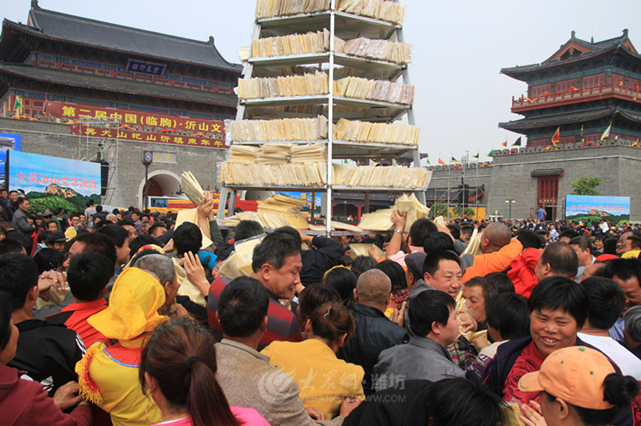 沂蒙山近萬斤供品煎餅被哄搶 原計劃送給福利院 沂蒙山近萬斤供品煎餅被哄搶 原計劃送給福利院