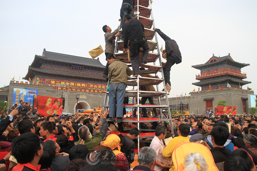 沂蒙山近萬斤供品煎餅被哄搶 原計劃送給福利院 沂蒙山近萬斤供品煎餅被哄搶 原計劃送給福利院