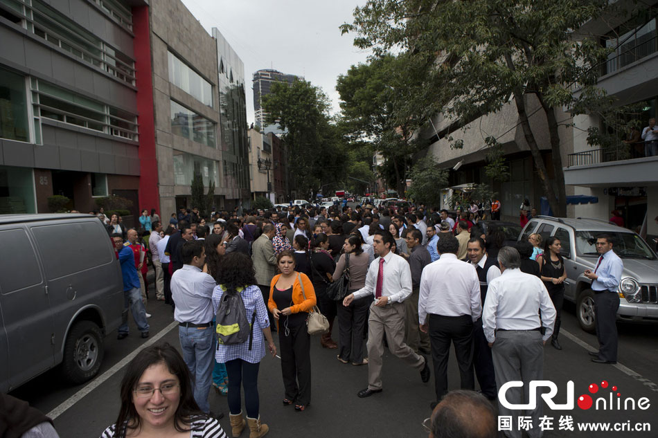 當(dāng)?shù)貢r(shí)間2014年5月8日，墨西哥墨西哥城，市民聚集在街道上?！D片來源：Rebecca Black