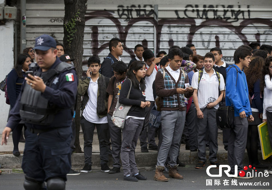 當(dāng)?shù)貢r(shí)間2014年5月8日，墨西哥墨西哥城，市民等在路邊等待道路重新開啟。