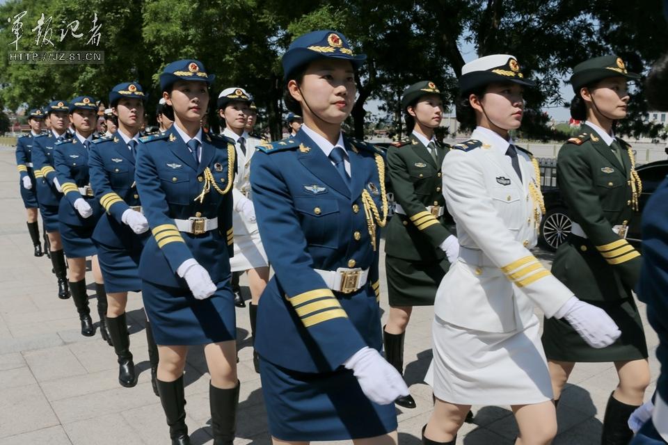 解放軍首批女儀仗兵亮相，90%以上擁有大專以上學(xué)歷，平均身高1.72米。圖為女兵儀仗隊。