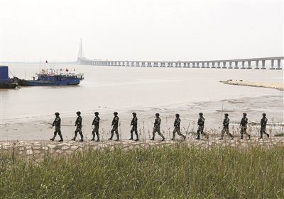 上海加強(qiáng)安保工作，警方在長(zhǎng)江沿岸巡邏