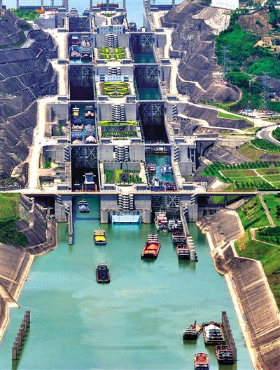 今年5月11日,三峽工程五級船閘,船只正在過閘。