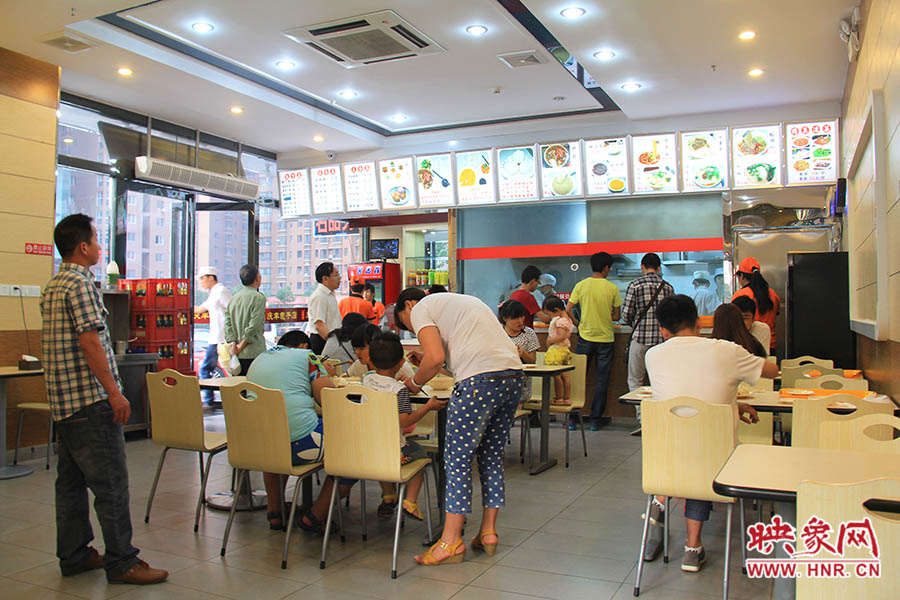 慶豐包子的金字招牌真不是蓋的,雖然店面還沒有正式營業(yè),已有許多食客慕名來吃包子。