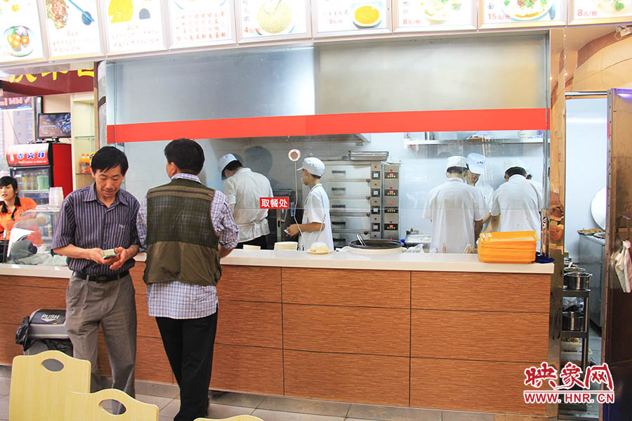 店面仍處于“試營業(yè)”狀態(tài),后廚的設備嶄新,看起來還算整潔。