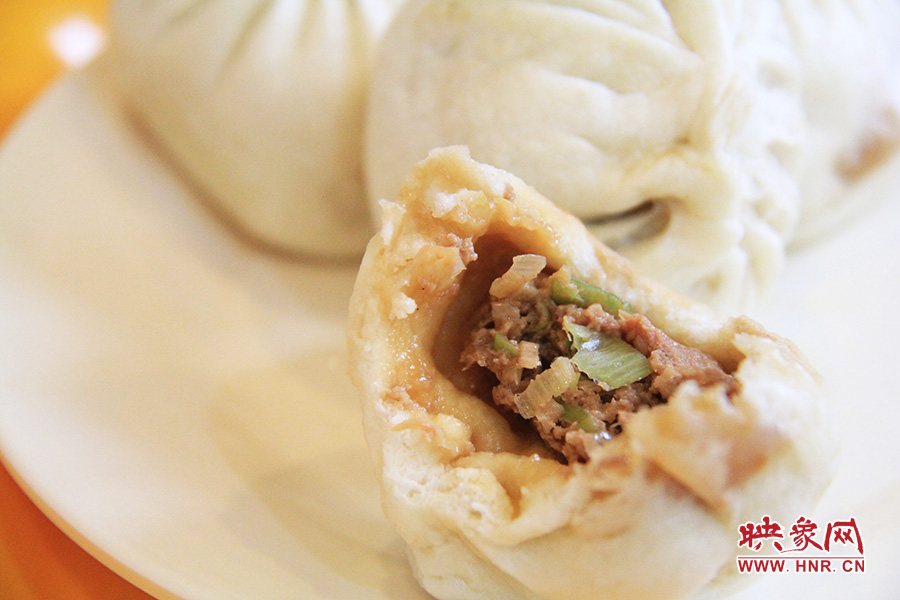 記者特意叫上一位去過北京正宗慶豐包子鋪的朋友前往試吃鑒定,兩者的味道差不多。