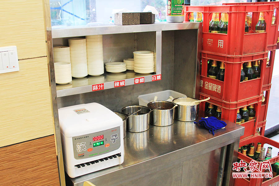 調料、小碟、餐具也都被放在另一張單獨的桌子上,需要用餐者“自助”。