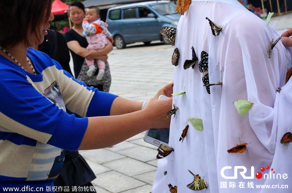 “蝴蝶仙子”身穿上百只剛剛扎死的蝴蝶。圖片來源：老祝/東方IC