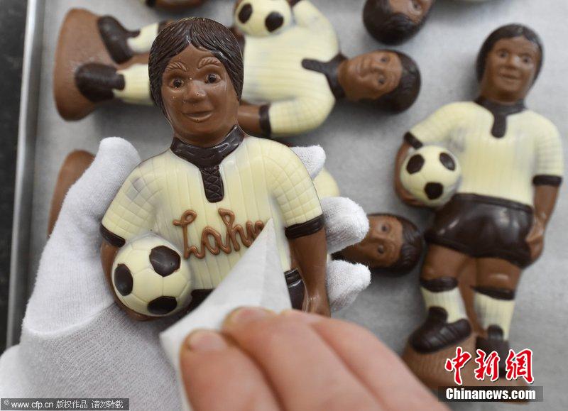 德國生產(chǎn)商趕制世界杯主題巧克力 德國生產(chǎn)商趕制世界杯主題巧克力