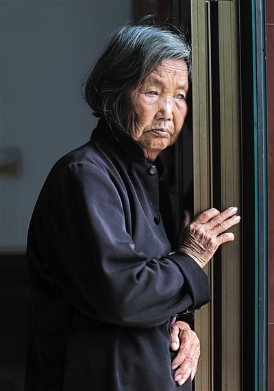 為了能“睡棺木”土葬，潘秀英四次喝農(nóng)藥自殺，后被搶救過(guò)來(lái)。