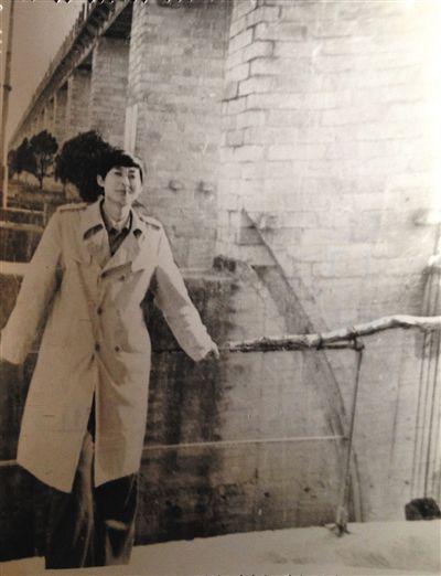 1995年，于英生在蚌埠淮河閘上留影。