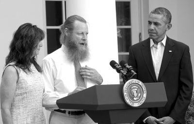 美國總統(tǒng)奧巴馬和伯格達(dá)爾的父母共同出席新聞發(fā)布會(huì)。圖/CFP