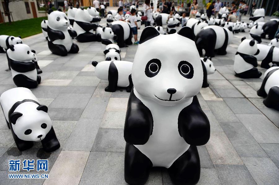 這是6月2日在上海靜安嘉里中心廣場拍攝的萌態(tài)百出的“熊貓”大軍。