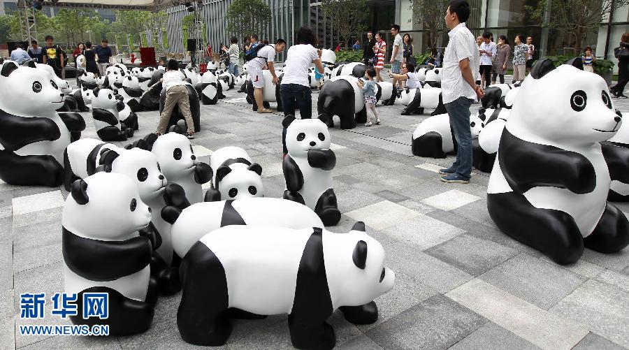 6月2日在上海街頭拍攝的大熊貓模型。