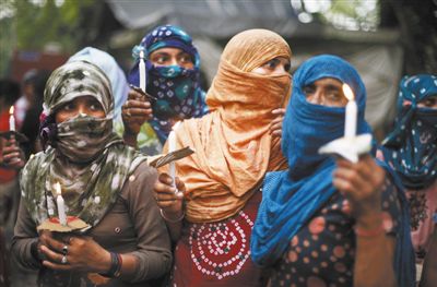 印度民眾舉行紀(jì)念儀式，悼念在強奸案中遇害的兩名少女。