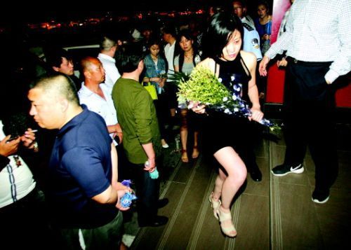 血案發(fā)生幾天來(lái)，很多招遠(yuǎn)市民自發(fā)送來(lái)鮮花，悼念逝者。本報(bào)記者趙金陽(yáng)見(jiàn)習(xí)記者呂奇攝