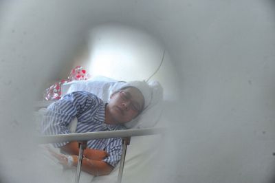 　6月3日，被打的值班醫(yī)生在病房接受治療。新華社發(fā)