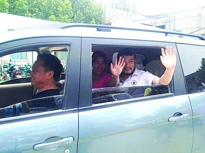 孫正龍和妻子、家人，揮手和醫(yī)護人員告別。張凌飛
