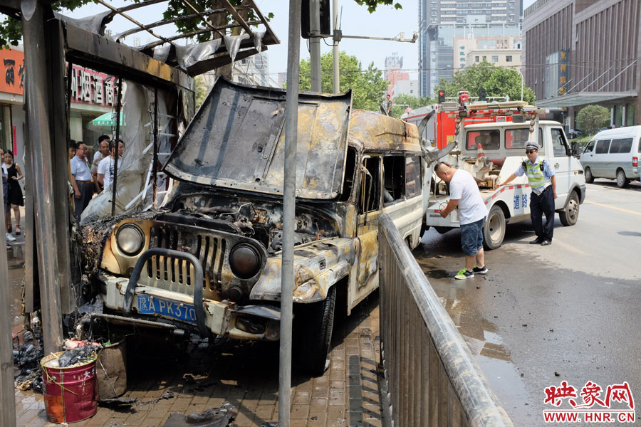 吉普車燒毀嚴(yán)重，基本報(bào)廢。
