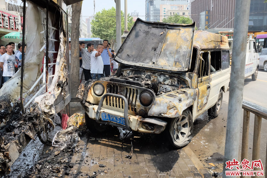 火災(zāi)撲滅后，交警部門將車進(jìn)行拖離。