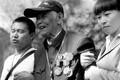 中國遠(yuǎn)征軍老兵來參加活動(dòng)。