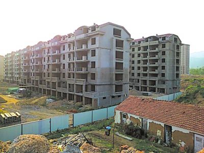 住宅樓的外立面還未裝修，但據(jù)售樓處工作人員介紹，第一批開(kāi)盤(pán)已經(jīng)賣(mài)掉了99套。