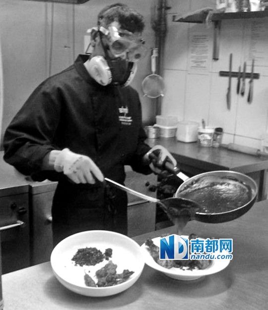 廚師在烹制最辣雞腿醬時要戴“防辣”面罩。