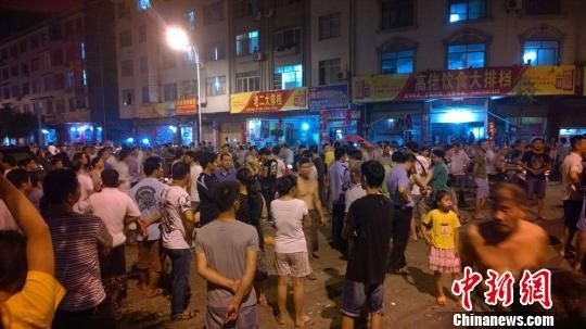 事發(fā)后民眾仍未離去。 王剛 攝