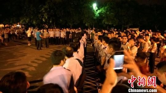 大批警力集中撤離現(xiàn)場。 王剛 攝